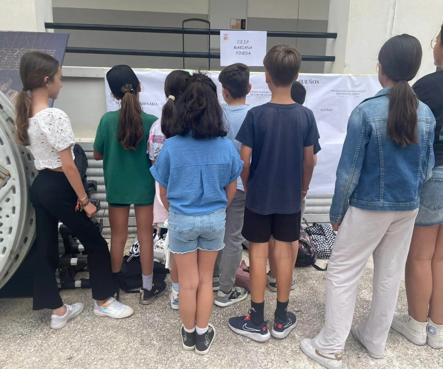 children from colegio mariana pineda