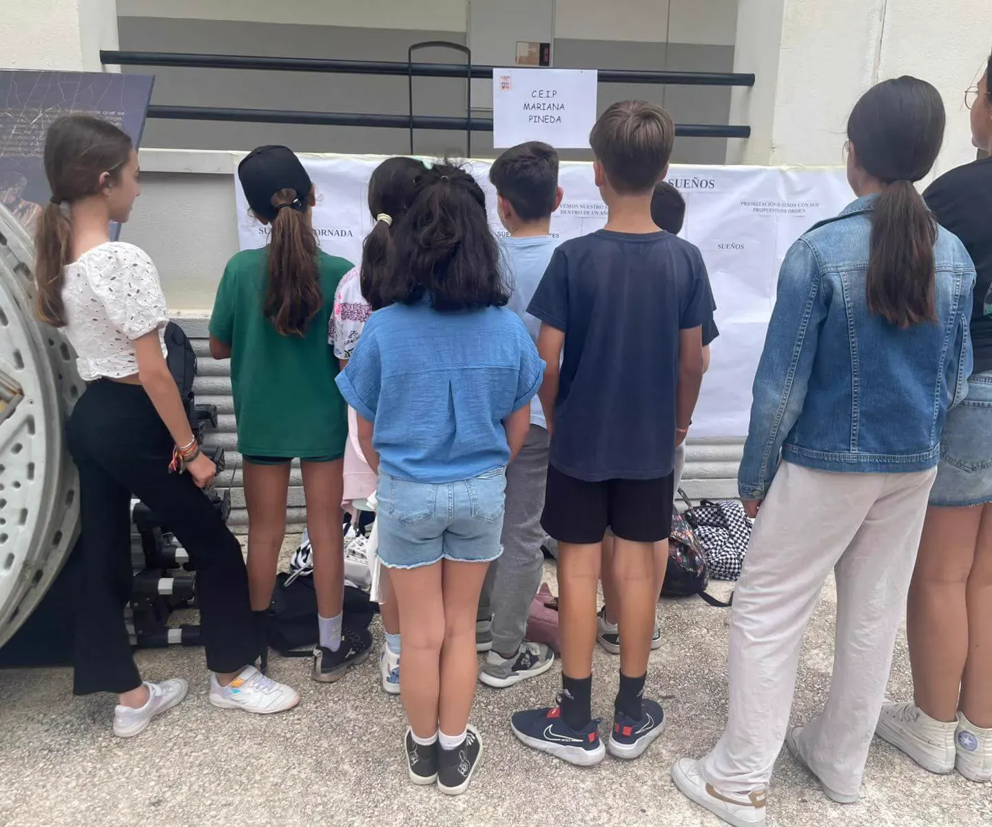 children from colegio mariana pineda
